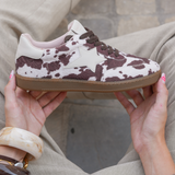 BASKETS IMPRIMÉ VACHE AVEC ÉTOILE BLANCHE - Casualmode.fr