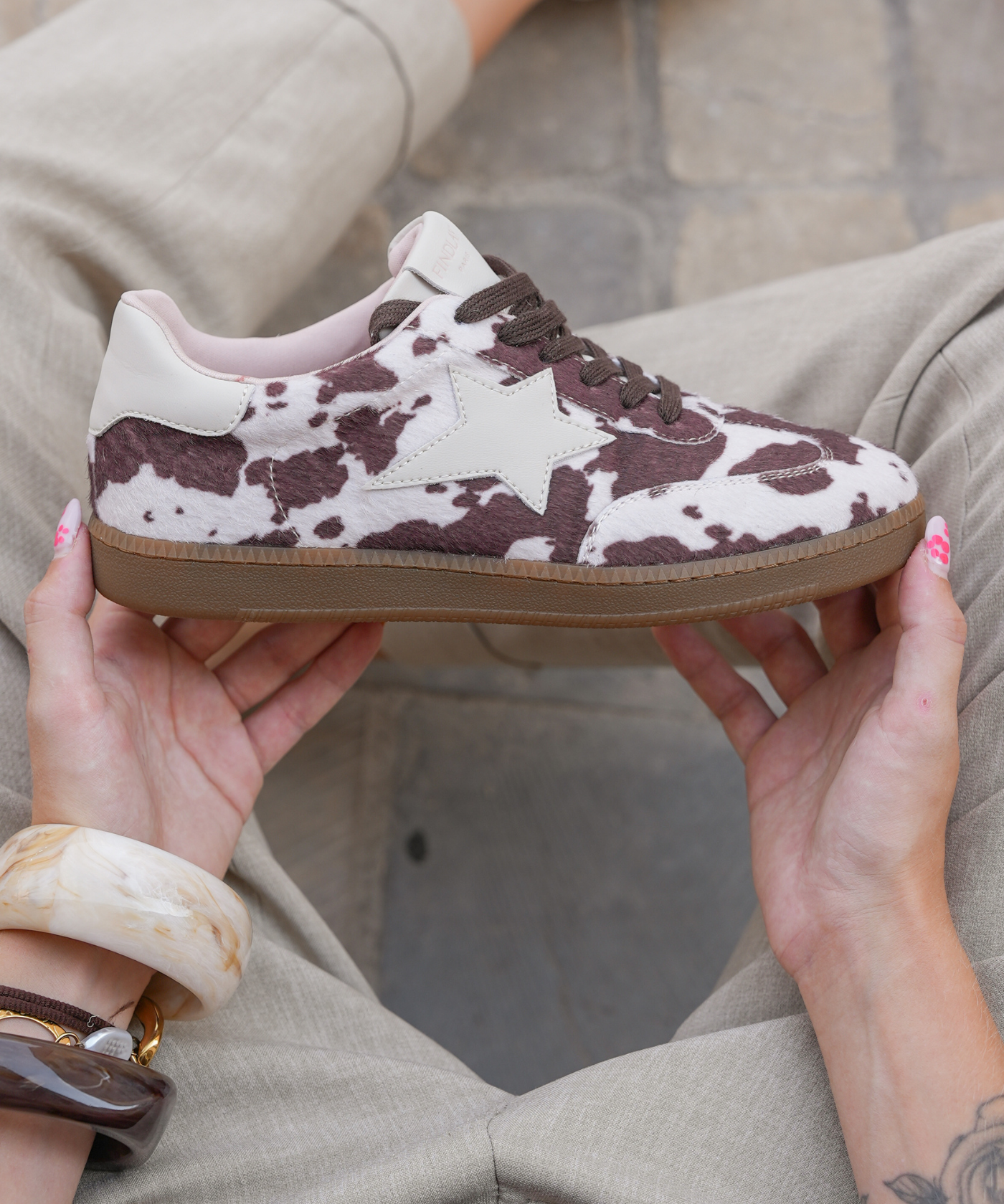 BASKETS IMPRIMÉ VACHE AVEC ÉTOILE BLANCHE - Casualmode.fr