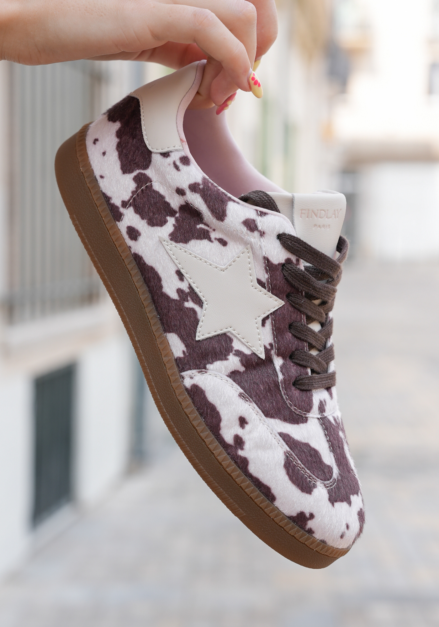 BASKETS IMPRIMÉ VACHE AVEC ÉTOILE BLANCHE - Casualmode.fr