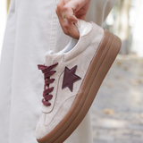 BASKETS BEIGE AVEC ÉTOILE BORDEAUX ET SEMELLE ÉPAISSE - Casualmode.fr