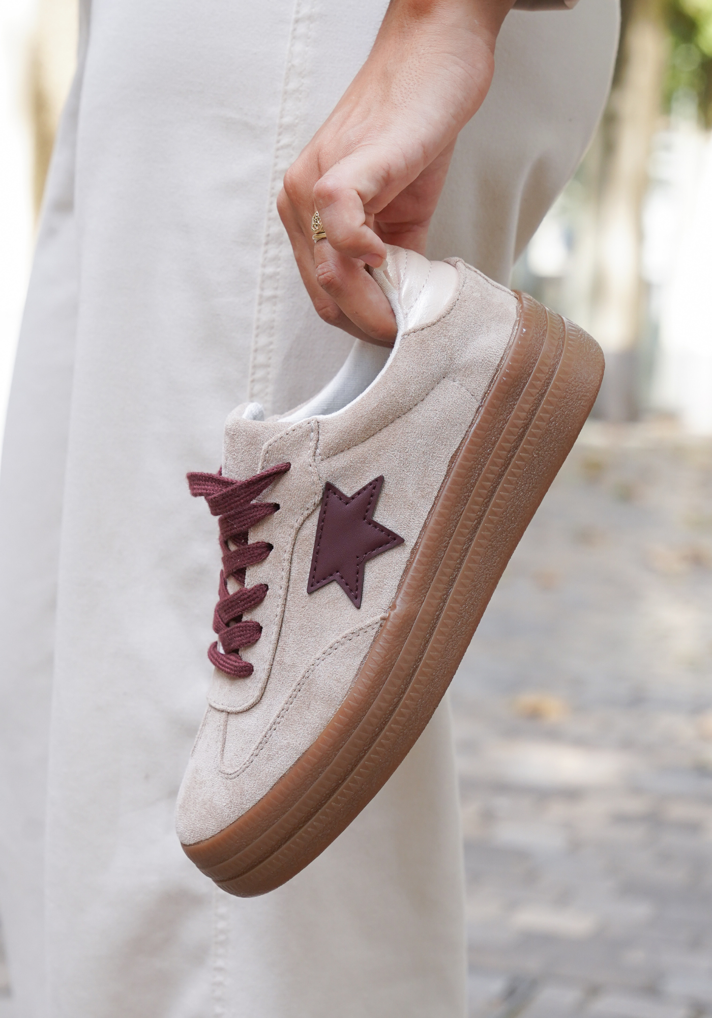 BASKETS BEIGE AVEC ÉTOILE BORDEAUX ET SEMELLE ÉPAISSE - Casualmode.fr