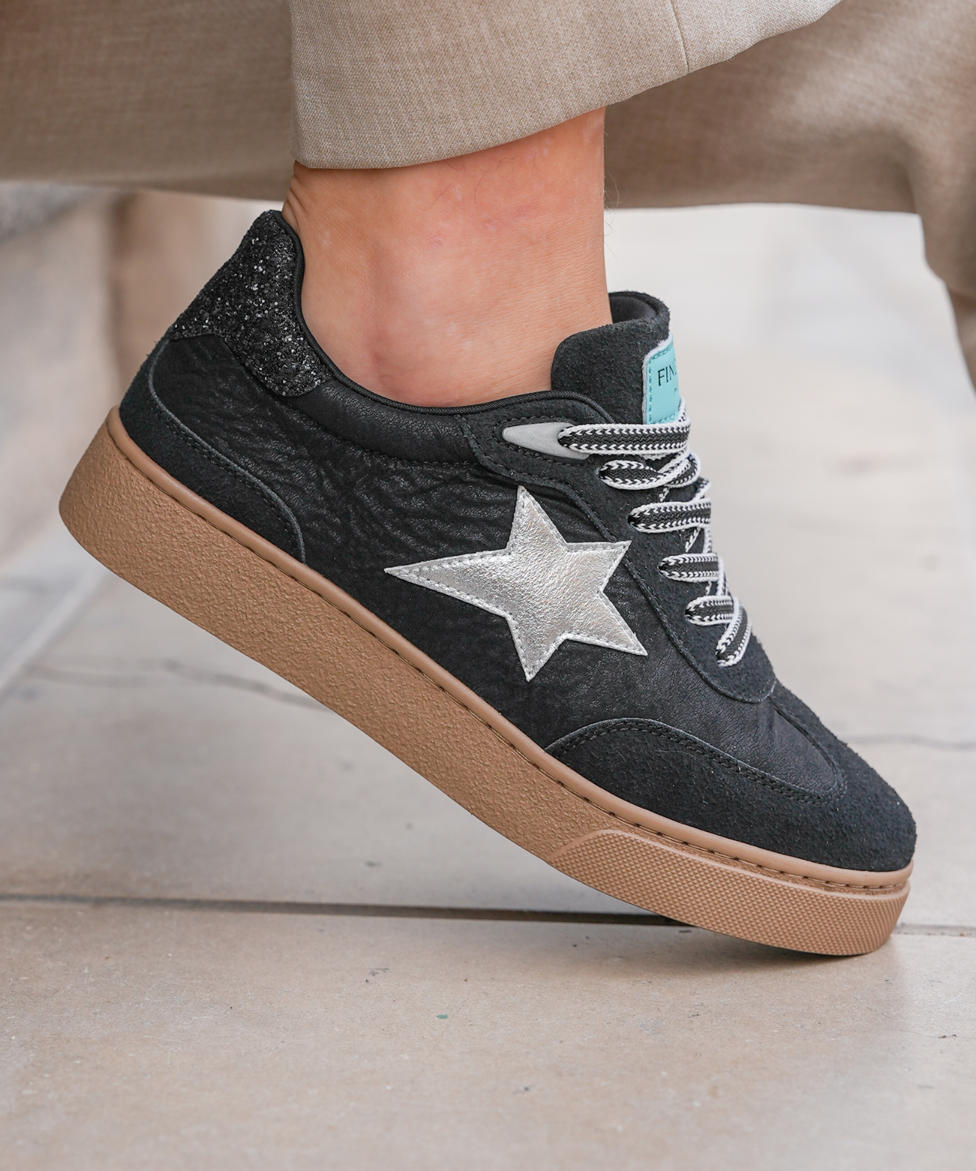 BASKETS NOIRES AVEC ÉTOILE ARGENTÉE - Casualmode.fr