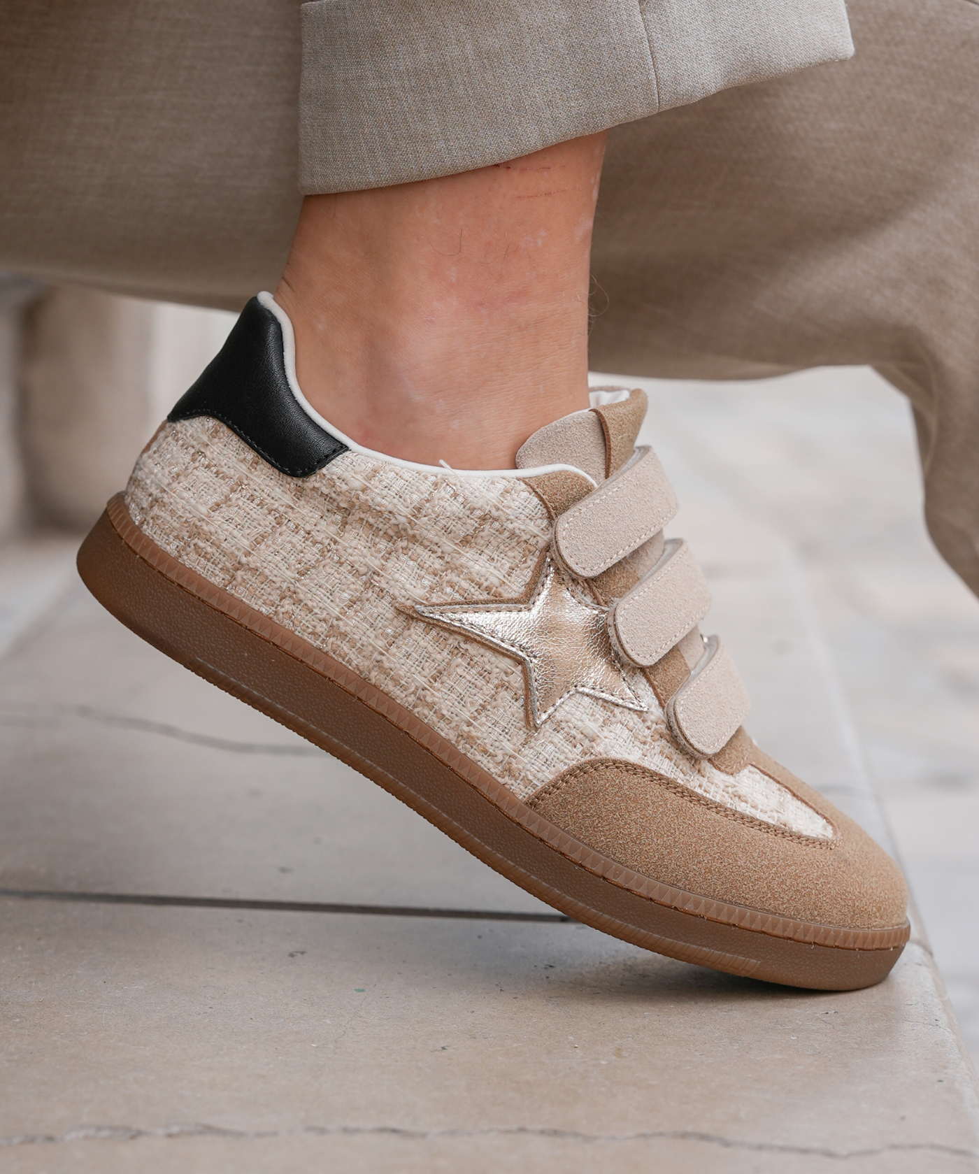 BASKETS BEIGE AVEC ÉTOILE ARGENTÉE ET SCRATCHS - Casualmode.fr