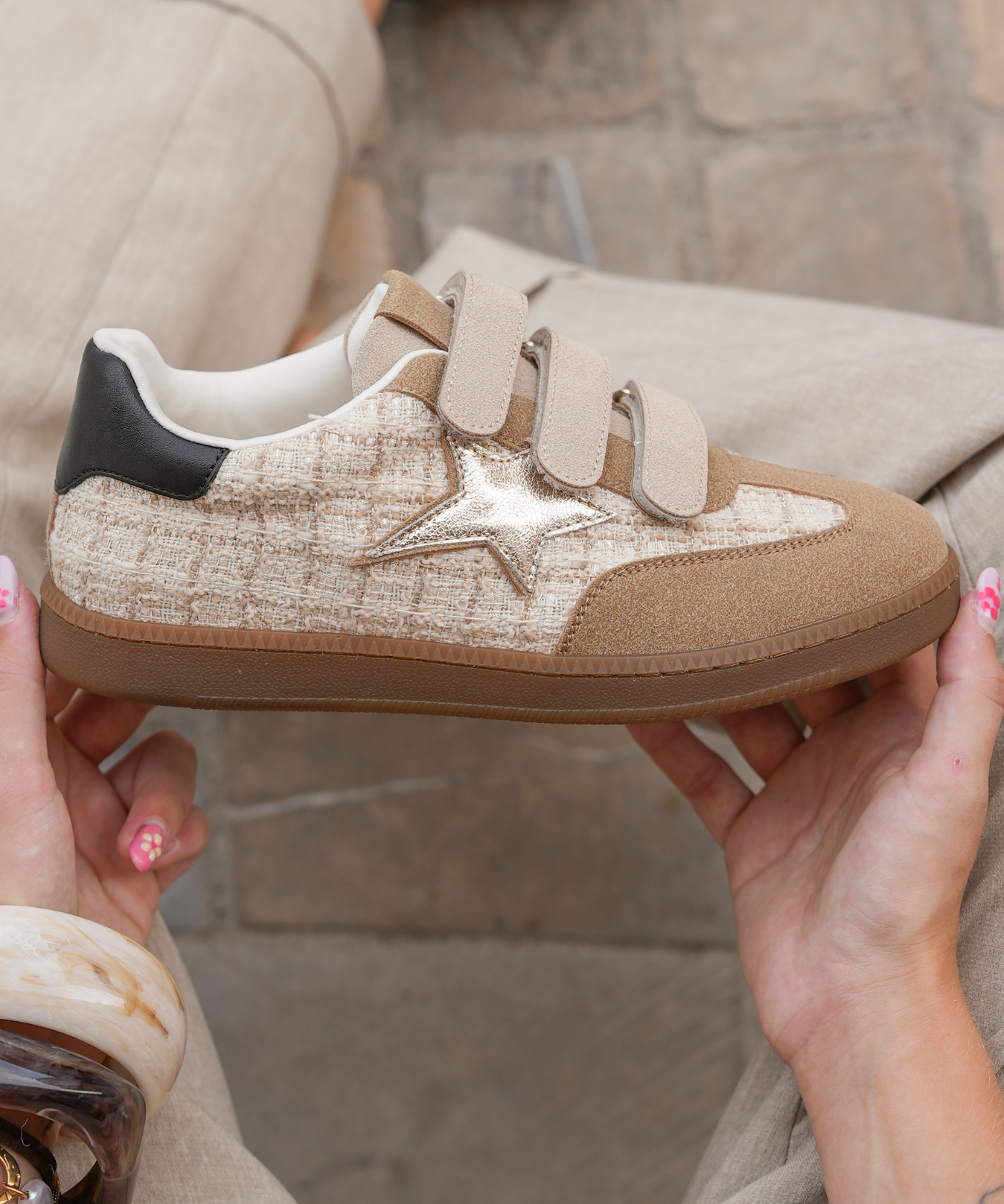 BASKETS BEIGE AVEC ÉTOILE ARGENTÉE ET SCRATCHS - Casualmode.fr