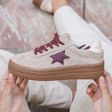 BASKETS BEIGE AVEC ÉTOILE BORDEAUX ET SEMELLE ÉPAISSE - Casualmode.fr