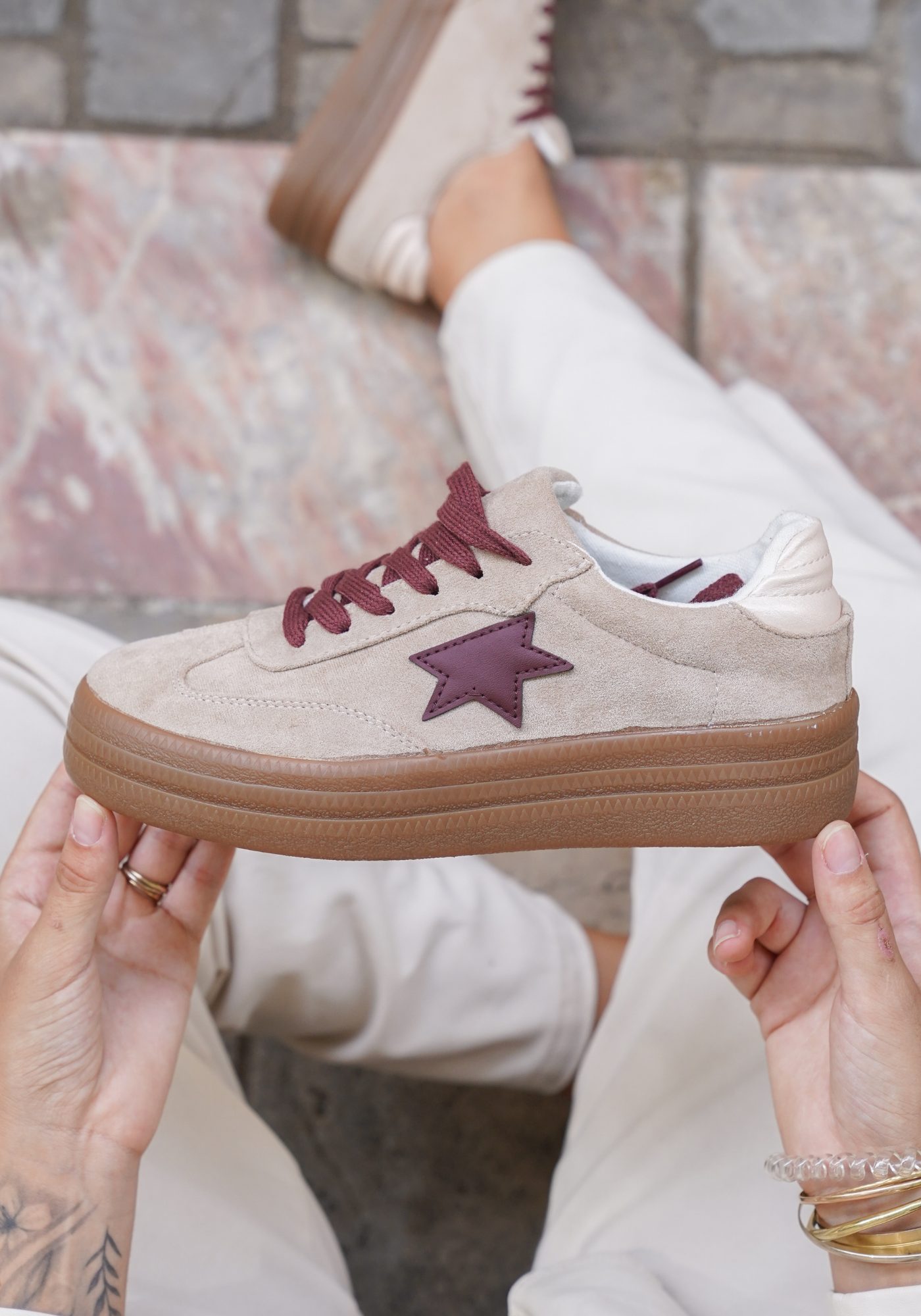 BASKETS BEIGE AVEC ÉTOILE BORDEAUX ET SEMELLE ÉPAISSE - Casualmode.fr