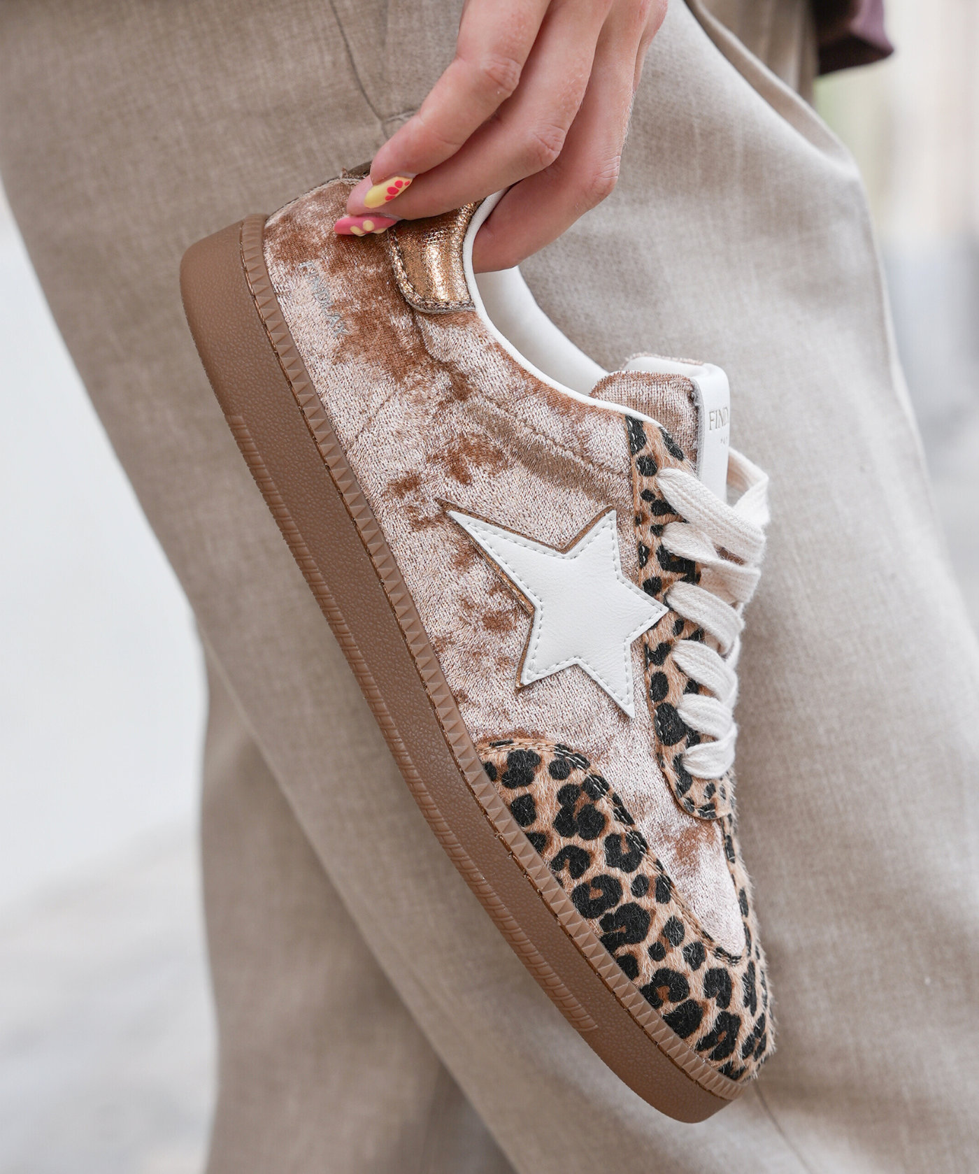 BASKETS IMPRIMÉ LÉOPARD AVEC ÉTOILE BLANCHE - Casualmode.fr