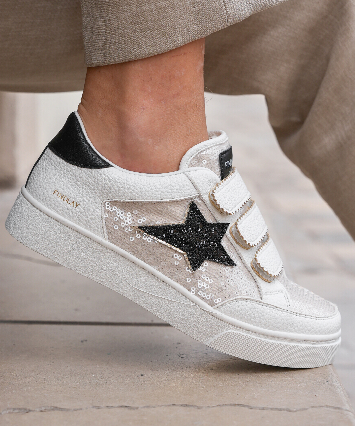 BASKETS FEMME BLANCHES A ÉTOILE NOIRE - Casualmode.fr