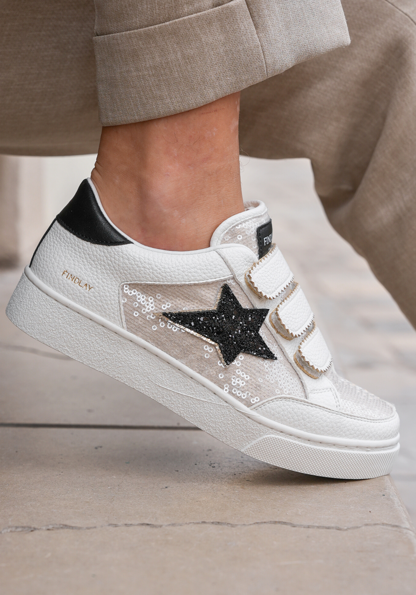 BASKETS FEMME BLANCHES A ÉTOILE NOIRE - Casualmode.fr