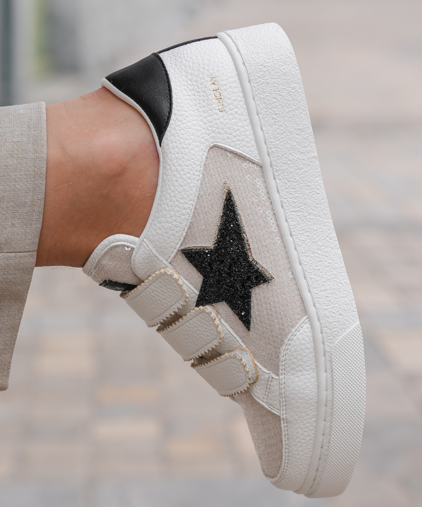 BASKETS FEMME BLANCHES A ÉTOILE NOIRE - Casualmode.fr