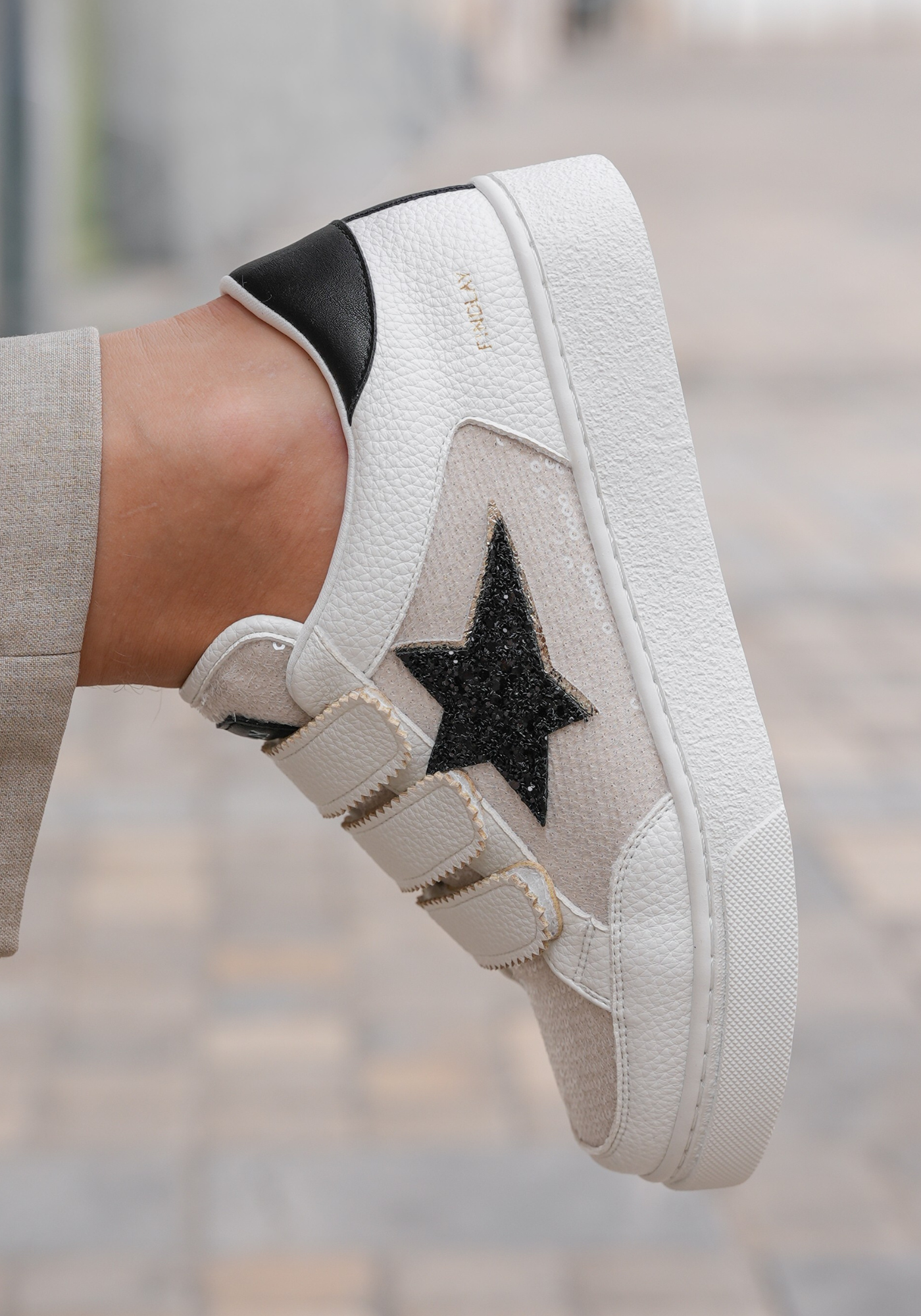 BASKETS FEMME BLANCHES A ÉTOILE NOIRE - Casualmode.fr