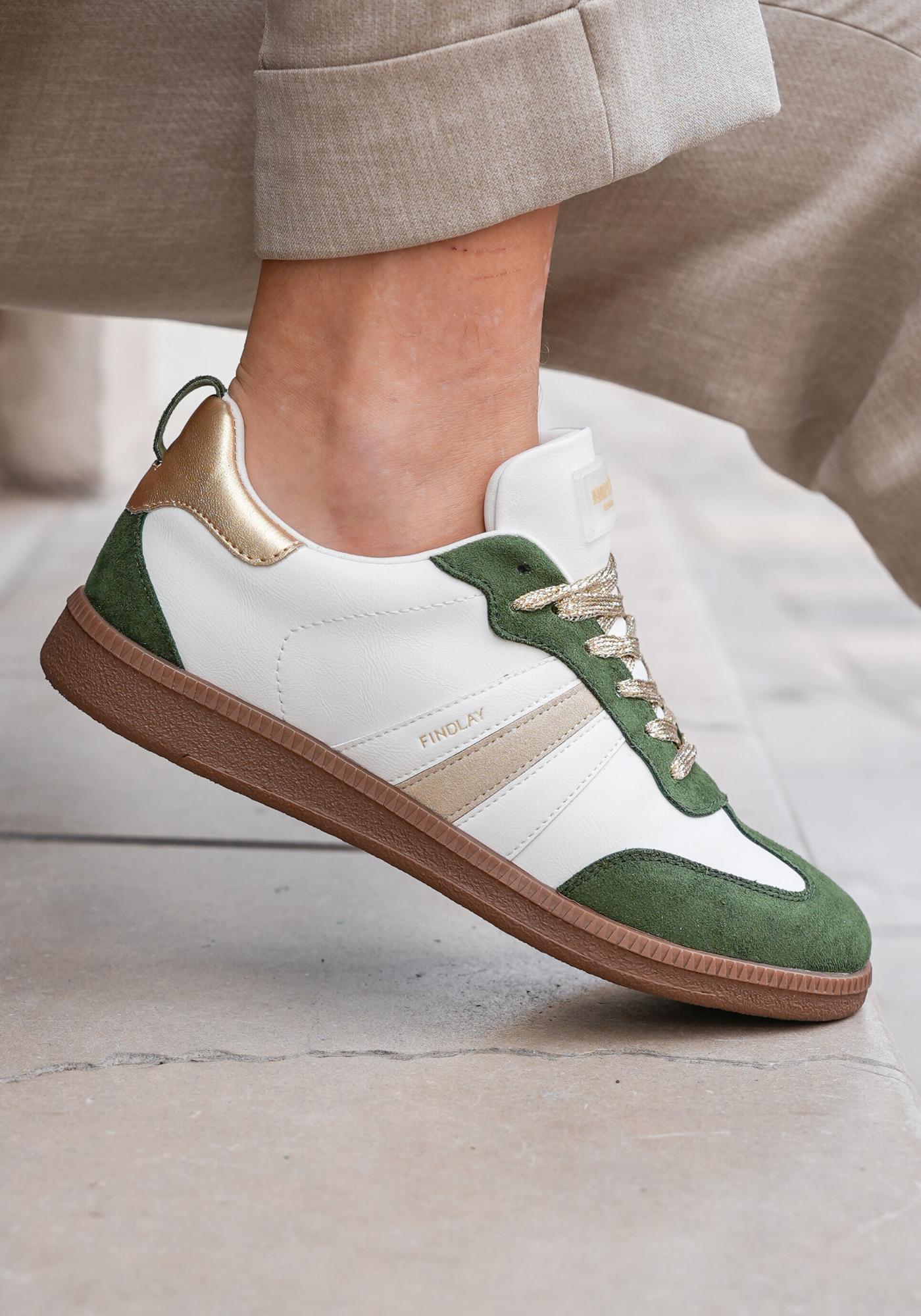 BASKETS BLANCHES ET VERTES FEMME AU STYLE RÉTRO CHIC - Casualmode.fr